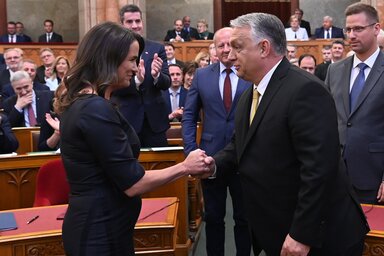 Novák Katalin köztársasági elnök gratulál Orbán Viktornak (Fotó: MTI)