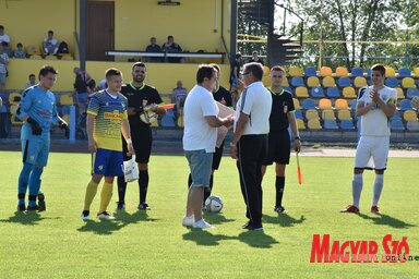 Tóth László néhány éve tevékenykedik Özvegy József mellett, ő adta át neki a jelképes ajándékot (Gulyás Réka felvétele)