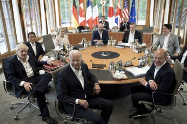 Joe Biden, Olaf Scholz, Justin Trudeau, Mario Draghi, Charles Michel, Ursula von der Leyen, Kisida Fumio és Boris Johnson a Garmisch-Partenkirchenhez közeli elmaui kastélyban (Schloss Elmau) ült a kerekasztalhoz (Fotó: AP via Beta)