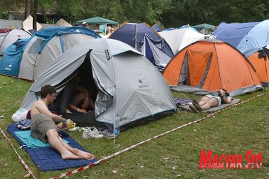 Nincs mindenkinek pénze a drága újvidéki albérletekre, de sebaj, a Strandon jutányos áron lehet sátorozni (Ótos András felvétele)