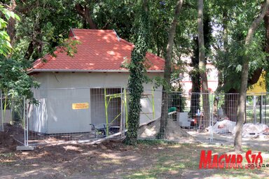 Jól halad a Női strandnál lévő vécé felújítása (Fotó: Benedek Miklós)