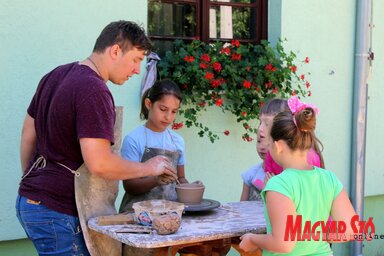 Korongozás a művelődési ház előtt (Fotó: Benedek Miklós)