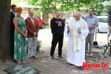 Ft. Brasnyó Ferenc esperesplébános felszenteli az emléktáblát (Lakatos János felvétele)