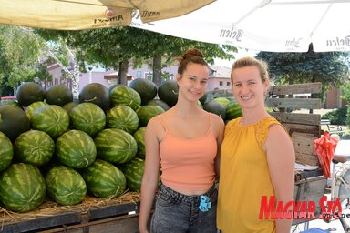 Džudžar Matea (balról) és nővére, Renata (jobbról) felváltva árulják a dinnyét