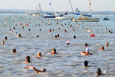 Szombaton a hajózás helyett tizenkétezren inkább a vizet választották és részt vettek a 40. Balaton-átúszó versenyen. A klasszikus táv (Révfülöp és Balatonboglár között) 5,2 kilométer volt, de féltávra is be lehetett nevezni (Fotó: MTI)