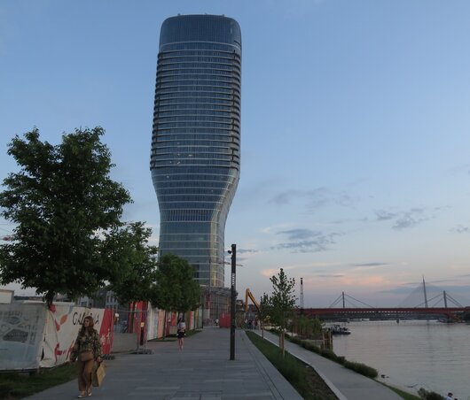 A Száva partján álló, 168 méter magas, 42 emeletes épület impozáns látványt nyújt (Miklós Hajnalka felvétele)