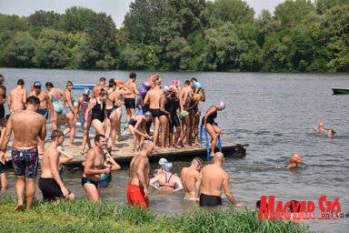 Az adai strandról rajtoltak az úszás szerelmesei (Fotó: A szerző felvétele)