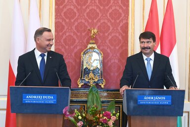 Budapest, 2021. szeptember 9.
�der J�nos k�zt�rsas�gi eln�k (j) �s Andrzej Duda lengyel �llamf� (b) sajt�t�j�koztat�t tart megbesz�l�s�ket k�vet�en a S�ndor-palot�ban 2021. szeptember 9-�n.
MTI/Bruz�k No�mi