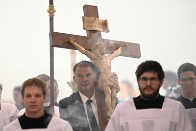 Kövesi Csaba, az Áldott Kereszt Egyesület alapító elnöke a hazai cigányság katolikus relikviájával, a Csatkai Áldott Kereszttel a részben lovári nyelven tartott szentmisén (Fotó: MTI)