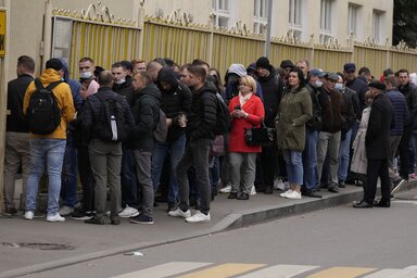 Hosszú, tömött sorok egy moszkvai szavazóhelyen (Fotó: AP via Beta)