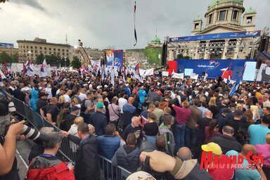 Már a kora esti órákban hatalmas tömeg várt a felszólalókra (Ótos András felvétele)