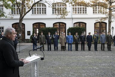 Budapest, 2021. okt�ber 27.
Szab� Istv�n honv�delmi �llamtitk�r besz�det mond a Honv�delmi Miniszt�rium halottak napja alkalm�b�l a Magyarorsz�gon elhunyt vagy eltemetett magyar �s k�lf�ldi katon�kra eml�kez� kegyeleti gyertyagy�jt�s�n a HM Hadt�rt�neti 