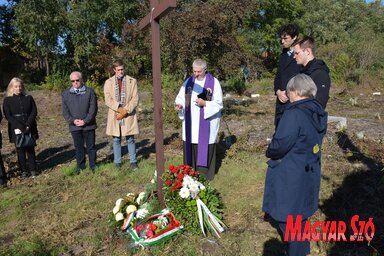 Koszorúzás és megemlékezés a verbászi tömegsírok közelében lévő keresztnél (Fotó: Paraczky László)