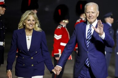 Joe Biden és felesége, Jill azt követően, hogy szerdán este megérkeztek a cornwalli Newquay reptérre (Fotó: AP via Beta)