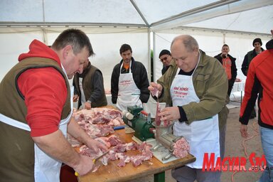 A kolbászhús darálásánál Valka Károly, Kúla község alpolgármestere is segített (Fotó: Paraczky László felvétele)