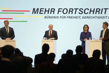 Christian Lindner (balról), Olaf Scholz (balról a második), Annalena Baerbock (jobbról a második) és Robert Habeck (jobbról) a tegnapi berlini sajtótájékoztatón ismertette a koalíciós tárgyalások hozadékát (Fotó: AP via Beta)