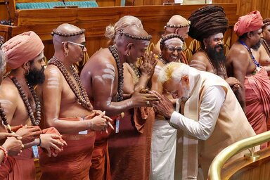 Narenda Modi indiai szentembereket, szadhukat köszönt az új parlament épületében (Fotó: mandiner.hu)