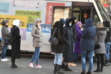 Novi Sad, 13.01.2022. - Novosanjani se testiraju na korona virus na mobilnom punktu u centru Novog Sada. (BETAPHOTO/DRAGAN GOJIC/DS)
