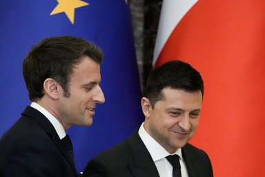 Emmanuel Macron és Volodimir Zelenszkij a tegnapi kijevi sajtótájékoztató után (Fotó: AP via Beta)