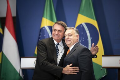 Budapest, 2022. febru�r 17.
A Minisztereln�ki Sajt�iroda �ltal k�zreadott k�pen Jair Bolsonaro brazil �llamf� (b) �s Orb�n Viktor korm�nyf�, miut�n sajt�nyilatkozatot tettek t�rgyal�suk ut�n a Karmelita kolostorban 2022. febru�r 17-�n.
MTI/Minisztereln�