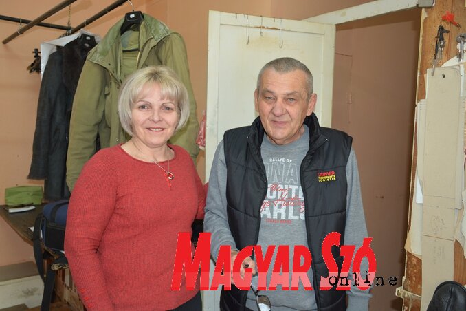 A kúlai Farkas házaspár: Mónika és Tibor a műhelyben (Paraczky László felvétele)