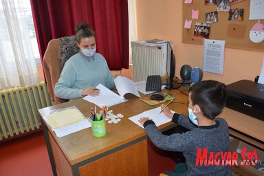 Ismerkedés a pszichológussal és az iskolával. Lidija Banković és a kis elsős felkészülnek a tesztelésre (Paraczky László felvétele)