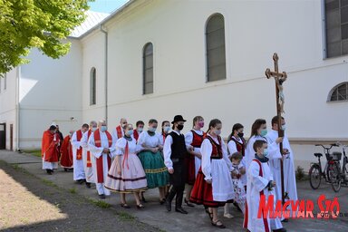 Ünnepi bevonulás a templomba (Paraczky László felvétele)