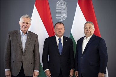 Schmitt Pál, Orbán Viktor és Marius Vizer a Karmelita kolostorban megtartott találkozón (Fotó: MTI/Miniszterelnöki Sajtóiroda/Fischer Zoltán)