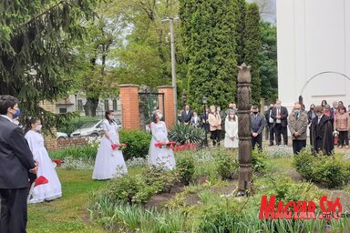 A konfirmációs istentisztelet után az ünneplő gyülekezet a Kisújszállásról származó ősök előtt tisztelegve megkoszorúzta a templomkertben álló kopjafát (Kazinczy Paszterkó Diana felvétele)