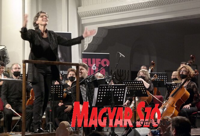 Az ausztriai Elizabeth Fuchs szenvedélyes örömmel köszönte meg a zenészeknek a közreműködést, a közönségnek a jelenlétet pár szerb szóval (Fotó: Bozsoki Valéria)