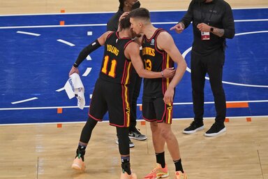 Trae Young és Bogdan Bogdanović győzelmi ölelése (Fotó: Beta/AP)