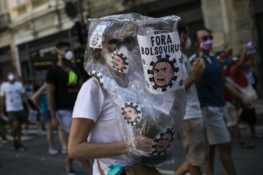 A riói megmozduláson egy nő műanyagzacskót cipel, amelyben a „Bolsonaro-vírus” van (Fotó: AP via Beta)