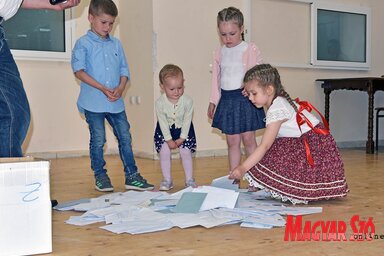 A húzásban a Népkör MMK legfiatalabb tagjai segédkeztek (Fotó: Gergely Árpád)