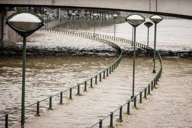 Belgiumban is sok kár keletkezett. A felvételen a Meuse folyó parti sétánya Liege-ben (Fotó: AP via Beta )