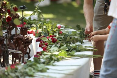 Virágot helyeznek el az oslói katedrális előtt (Fotó: AP via Beta)