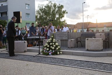 Kövér László megkoszorúzza az emlékművet(Fotó: MTI)