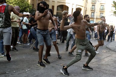 A több ezres demonstráló tömeg a felelősök megnevezését és megbüntetését követelte (Fotó: Beta/AP)