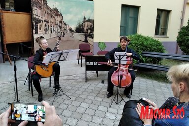 A Muzsikáló udvar fellépői a koncert végén Kucsera Noémi és Ábrahám Máté (Fotó: Mihályi Katalin)