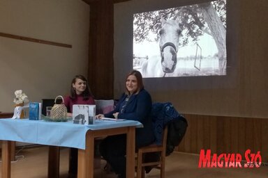 Bíró Tímea, Berényi Emőke és egy fotó a kötet illusztrációs anyagából (Fotó: Benedek Miklós)