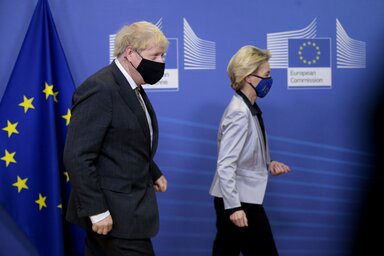 Ursula von der Leyen, az Európai Bizottság elnöke, és Boris Johnson brit miniszterelnök (Fotó: Beta/AP)