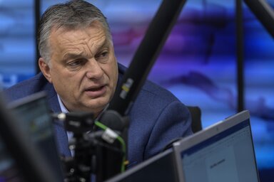 Orbán Viktor a Kossuth rádió stúdiójában (Fotó: MTI)