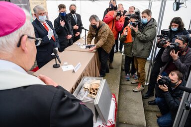 Spányi Antal megyés püspök megáldja a csontkamra egyik fémládájában őrzött királyi maradványokat. Mellette balról Kásler Miklós miniszter és Cser-Palkovics András polgármester áll (Fotó: MTI)