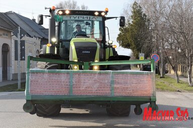 Érkezik a turiai óriáskolbász a Helyi Közösség udvarába (Paraczky László felvétele)