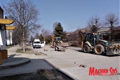 Folyamatosan dolgoznak a parkolók építésén, a terület rendezésén