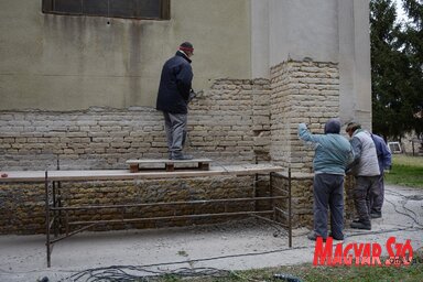 Felújítási munkálatok a verbászi római katolikus templomban (Paraczky László felvétele)