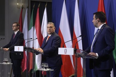 Mateusz Morawiecki, Orbán Viktor és Matteo Salvini a csütörtöki sajtókonferencián (Fotó: Beta/AP/MTI)