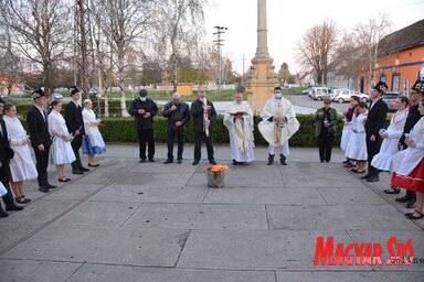 Készülődés nagyszombaton a húsvéti vigíliára a szenttamási római katolikus templom előtt (Paraczky László felvétele)