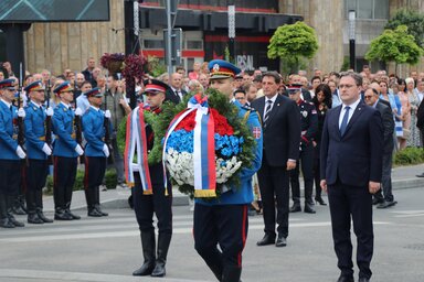 Nikola Selaković és Bratislav Gašić miniszterek Kruševacon helyezték el az emlékezés virágait (Fotó: Beta)