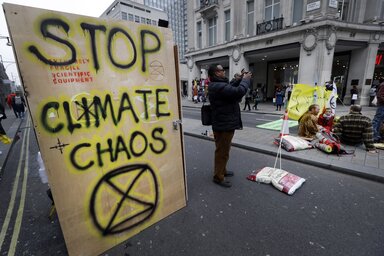 A Extinction Rebellion csoport aktivistái tegnap is letáboroztak az Oxford Circuson (fotó: AP/Beta)