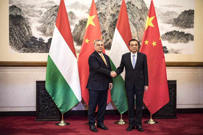 Orbán Viktor magyar miniszterelnök (b) és Li Ko-csiang kínai miniszterelnök kétoldalú tárgyalásukon Pekingben (Fotó: MTI/Miniszterelnöki Sajtóiroda/Szecsődi Balázs)